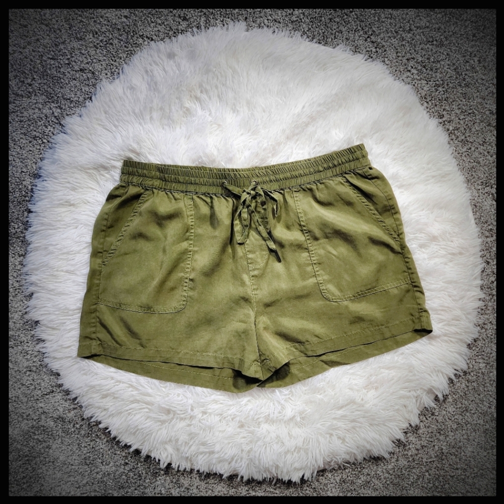 NWOT PAIGE Army Green Elastic Waist Shorts Size M
